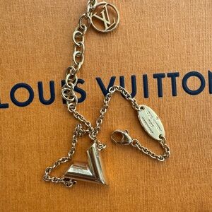 Louis Vuitton Essential V Chain Bracelet 6-8” Like-new with tags